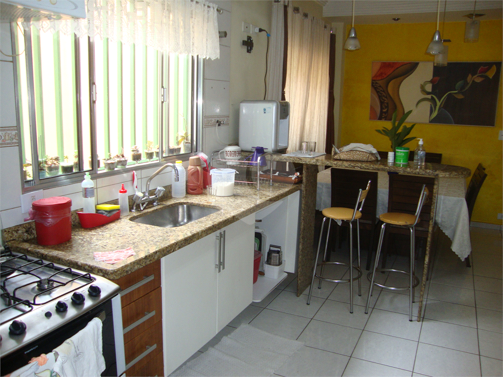 Sobrado em Osasco, bairro Jardim das Flores, 185m², 3 suítes, 6 vagas cobertas