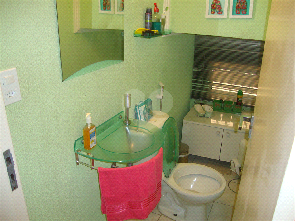 Sobrado em Osasco, bairro Jardim das Flores, 185m², 3 suítes, 6 vagas cobertas
