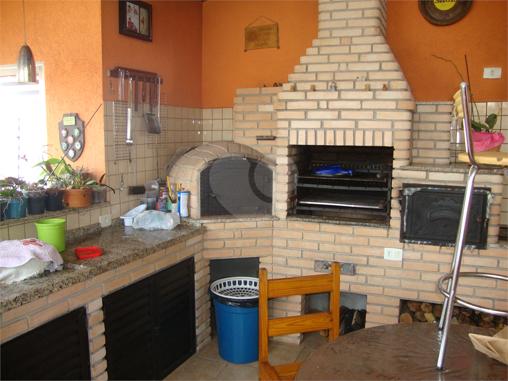Sobrado em Osasco, bairro Jardim das Flores, 185m², 3 suítes, 6 vagas cobertas