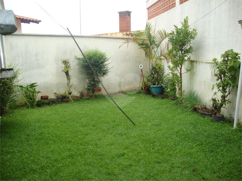Sobrado em Osasco, bairro Jardim das Flores, 185m², 3 suítes, 6 vagas cobertas