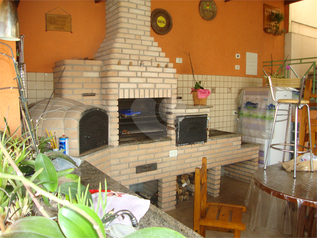 Sobrado em Osasco, bairro Jardim das Flores, 185m², 3 suítes, 6 vagas cobertas