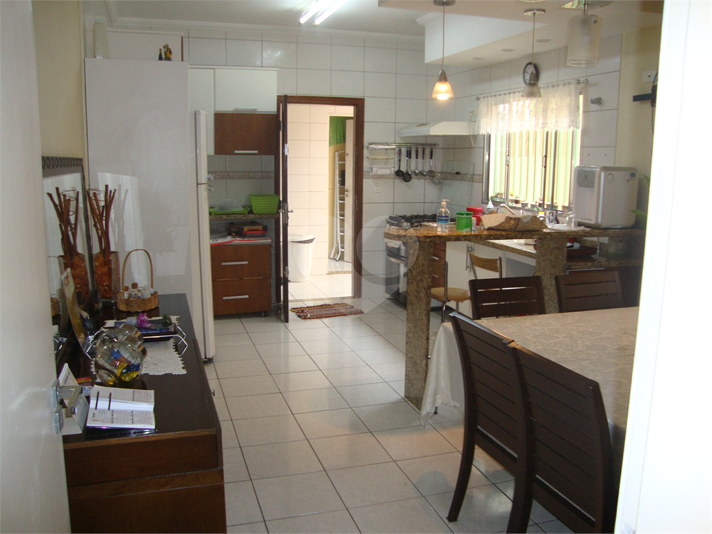 Sobrado em Osasco, bairro Jardim das Flores, 185m², 3 suítes, 6 vagas cobertas