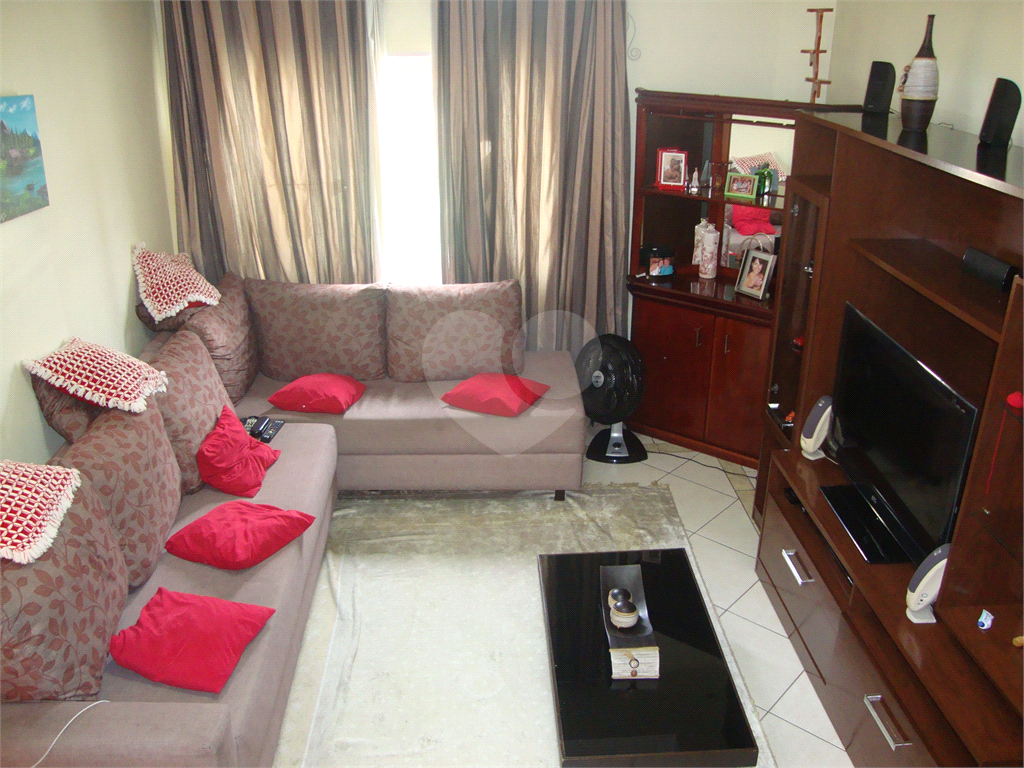 Sobrado em Osasco, bairro Jardim das Flores, 185m², 3 suítes, 6 vagas cobertas