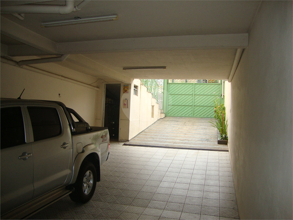 Sobrado em Osasco, bairro Jardim das Flores, 185m², 3 suítes, 6 vagas cobertas