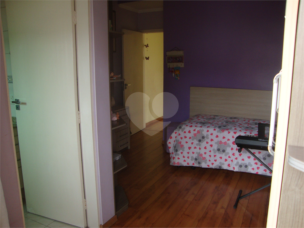 Sobrado em Osasco, bairro Jardim das Flores, 185m², 3 suítes, 6 vagas cobertas