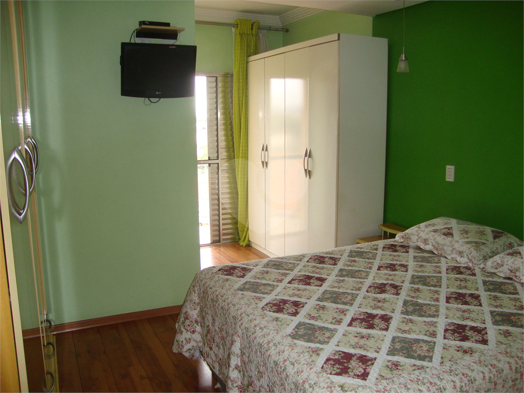 Sobrado em Osasco, bairro Jardim das Flores, 185m², 3 suítes, 6 vagas cobertas