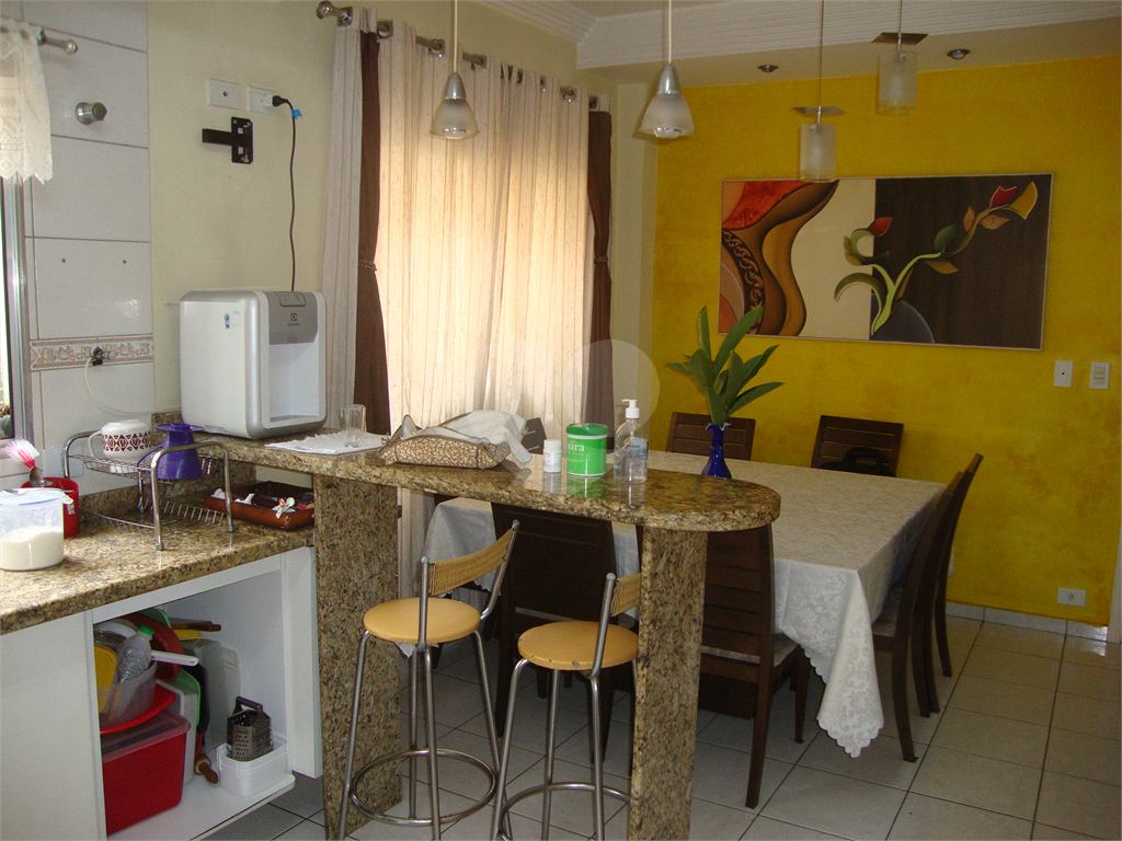 Sobrado em Osasco, bairro Jardim das Flores, 185m², 3 suítes, 6 vagas cobertas