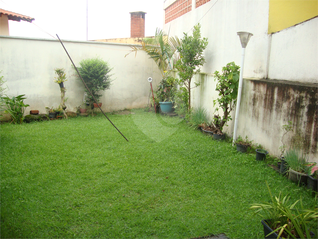 Sobrado em Osasco, bairro Jardim das Flores, 185m², 3 suítes, 6 vagas cobertas