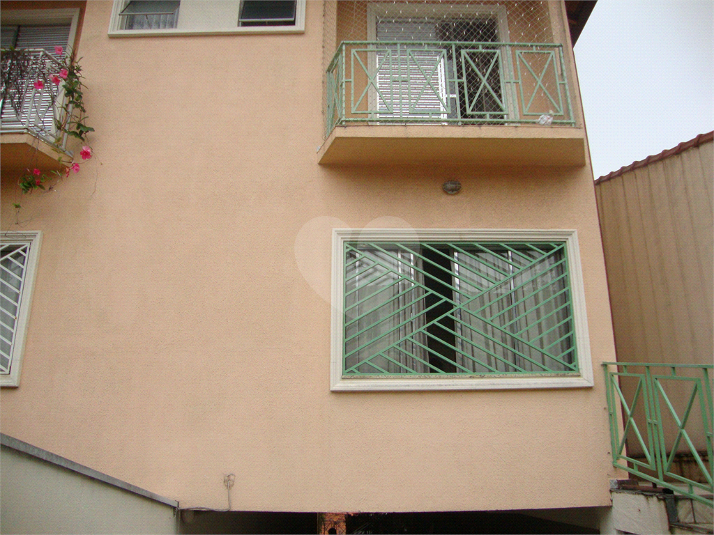 Sobrado em Osasco, bairro Jardim das Flores, 185m², 3 suítes, 6 vagas cobertas