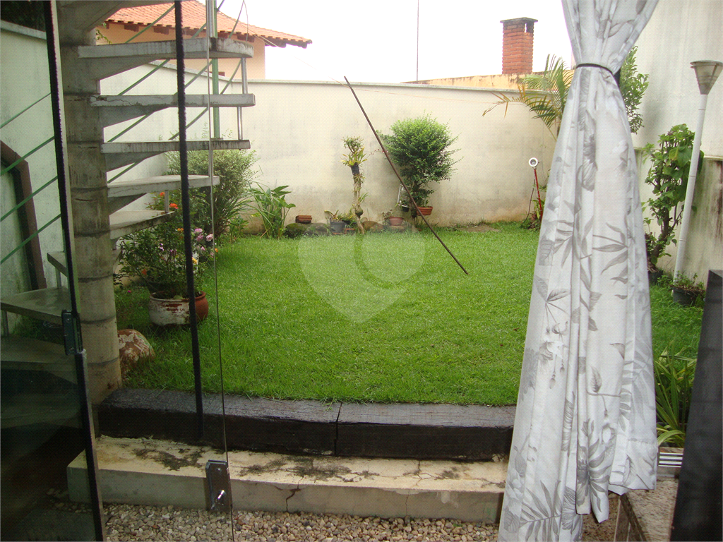 Sobrado em Osasco, bairro Jardim das Flores, 185m², 3 suítes, 6 vagas cobertas
