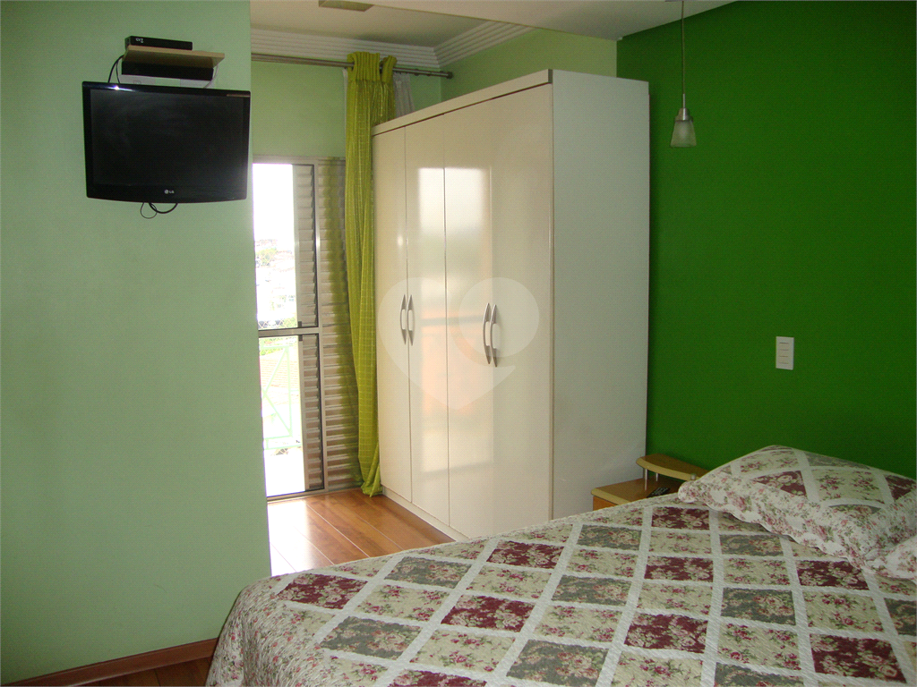 Sobrado em Osasco, bairro Jardim das Flores, 185m², 3 suítes, 6 vagas cobertas