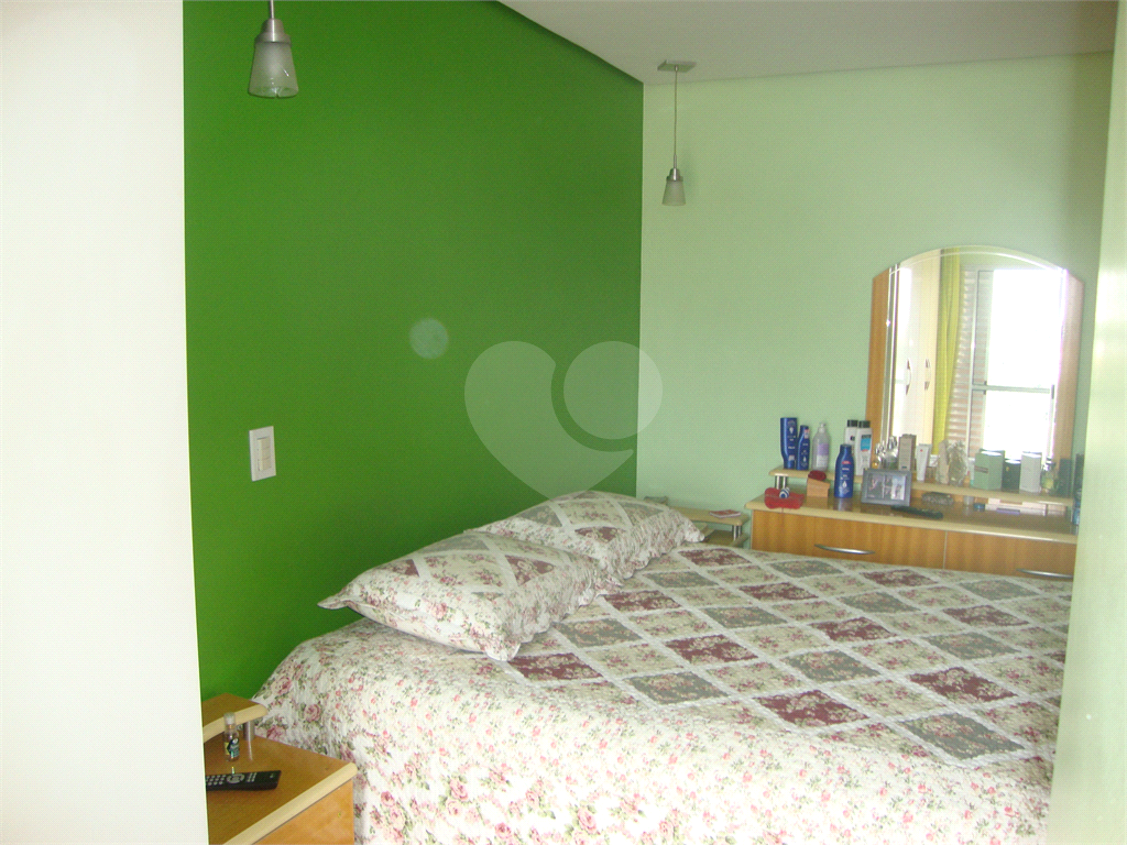 Sobrado em Osasco, bairro Jardim das Flores, 185m², 3 suítes, 6 vagas cobertas