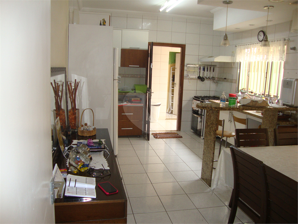 Sobrado em Osasco, bairro Jardim das Flores, 185m², 3 suítes, 6 vagas cobertas