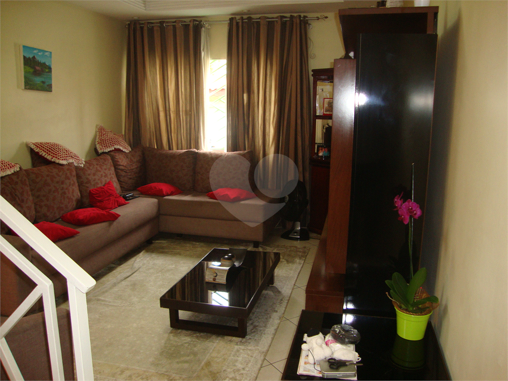 Sobrado em Osasco, bairro Jardim das Flores, 185m², 3 suítes, 6 vagas cobertas