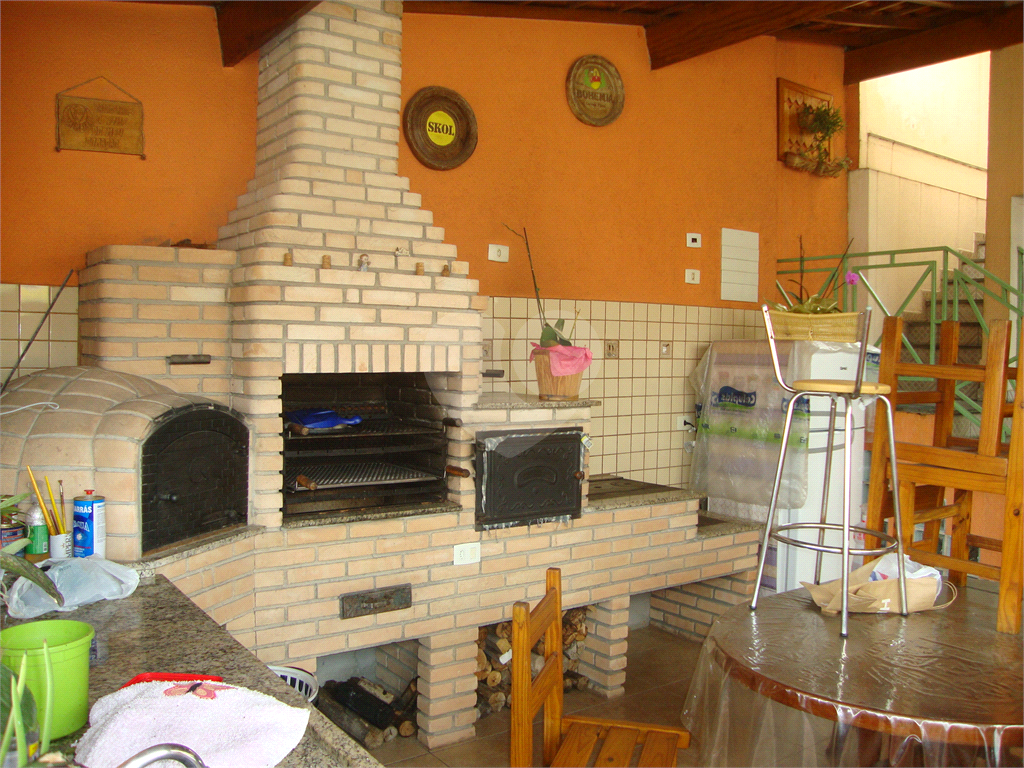 Sobrado em Osasco, bairro Jardim das Flores, 185m², 3 suítes, 6 vagas cobertas
