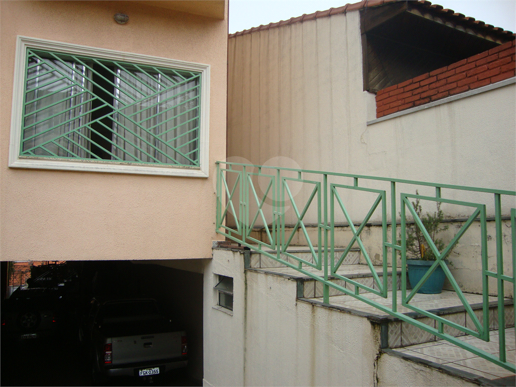 Sobrado em Osasco, bairro Jardim das Flores, 185m², 3 suítes, 6 vagas cobertas