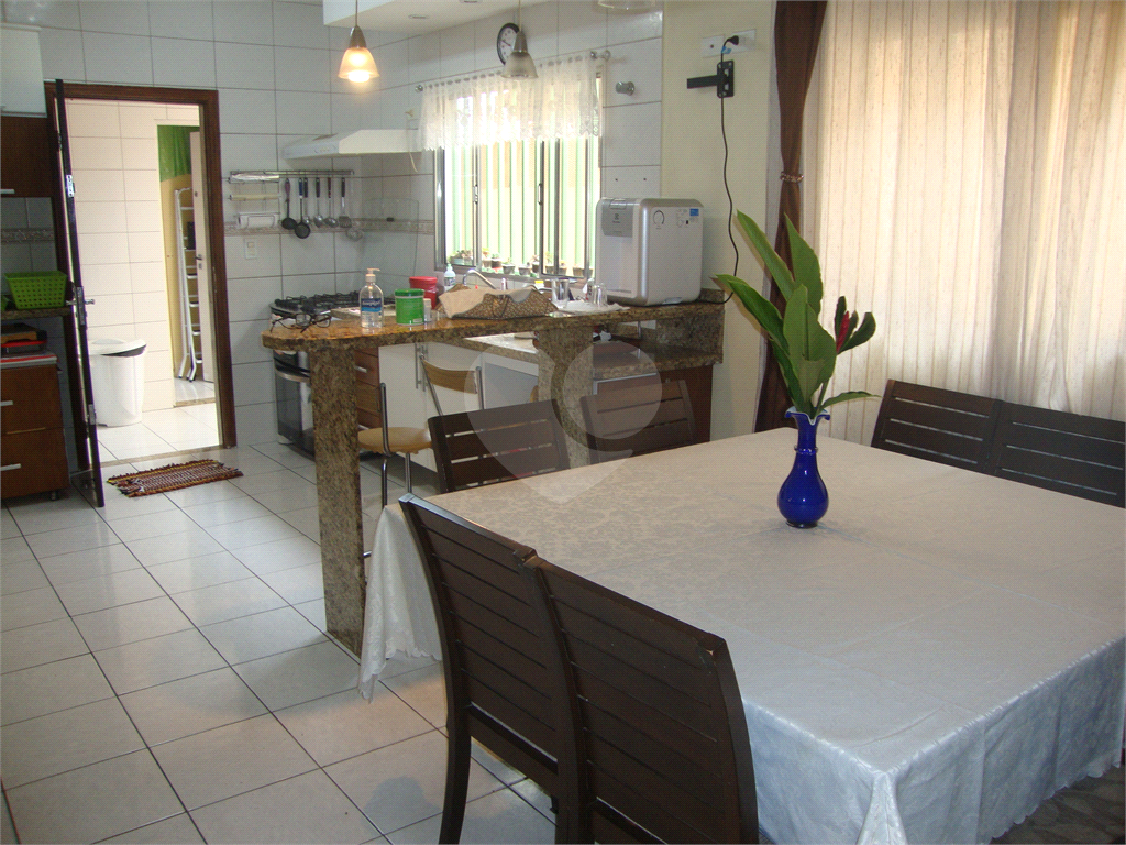 Sobrado em Osasco, bairro Jardim das Flores, 185m², 3 suítes, 6 vagas cobertas