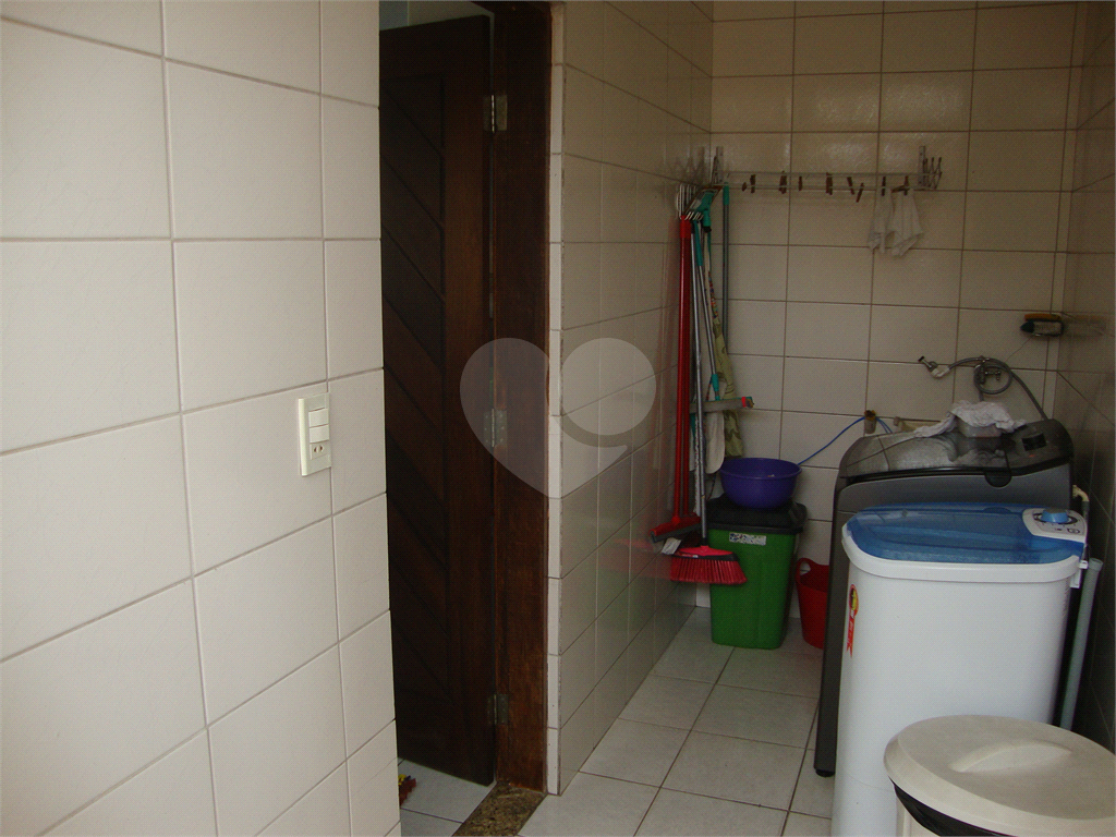 Sobrado em Osasco, bairro Jardim das Flores, 185m², 3 suítes, 6 vagas cobertas