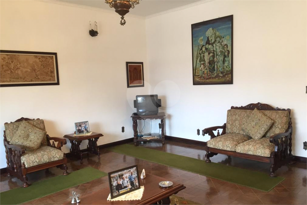 Casa térrea, bem arejada  3 dormitórios com uma suíte, 2 vagas, rua tranquila,