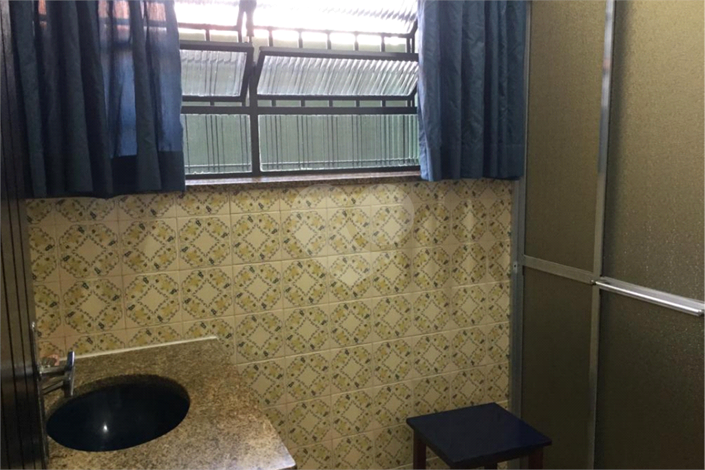 Casa térrea, bem arejada  3 dormitórios com uma suíte, 2 vagas, rua tranquila,