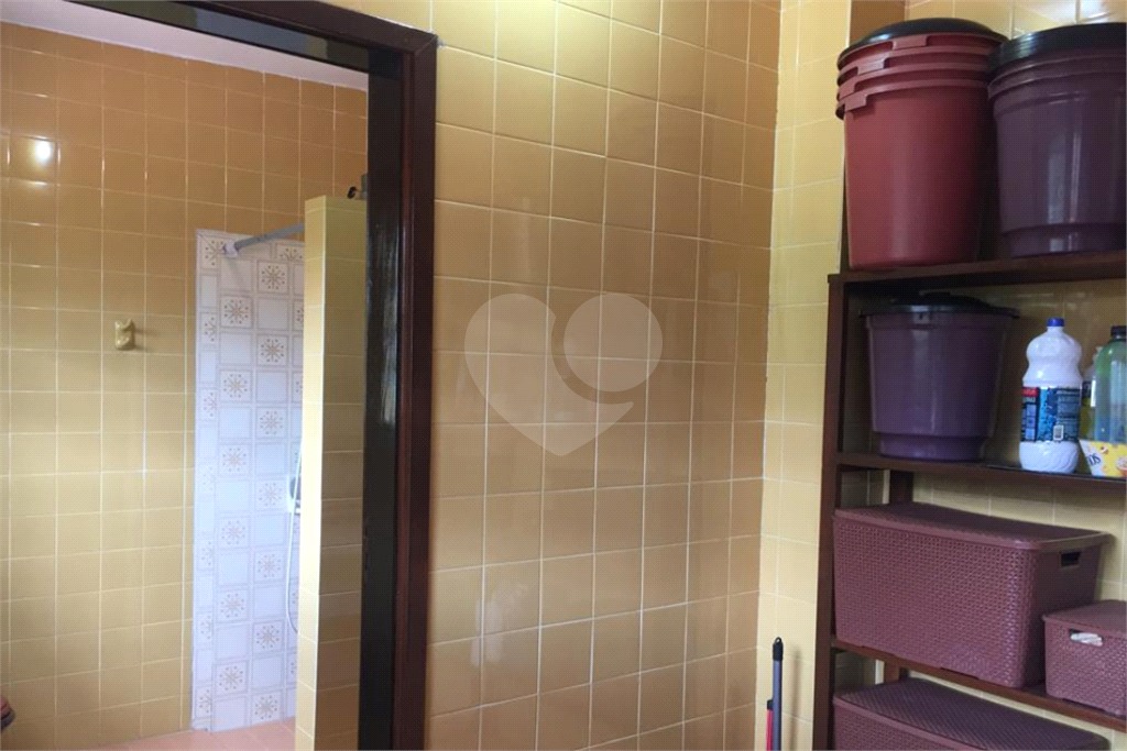 Casa térrea, bem arejada  3 dormitórios com uma suíte, 2 vagas, rua tranquila,