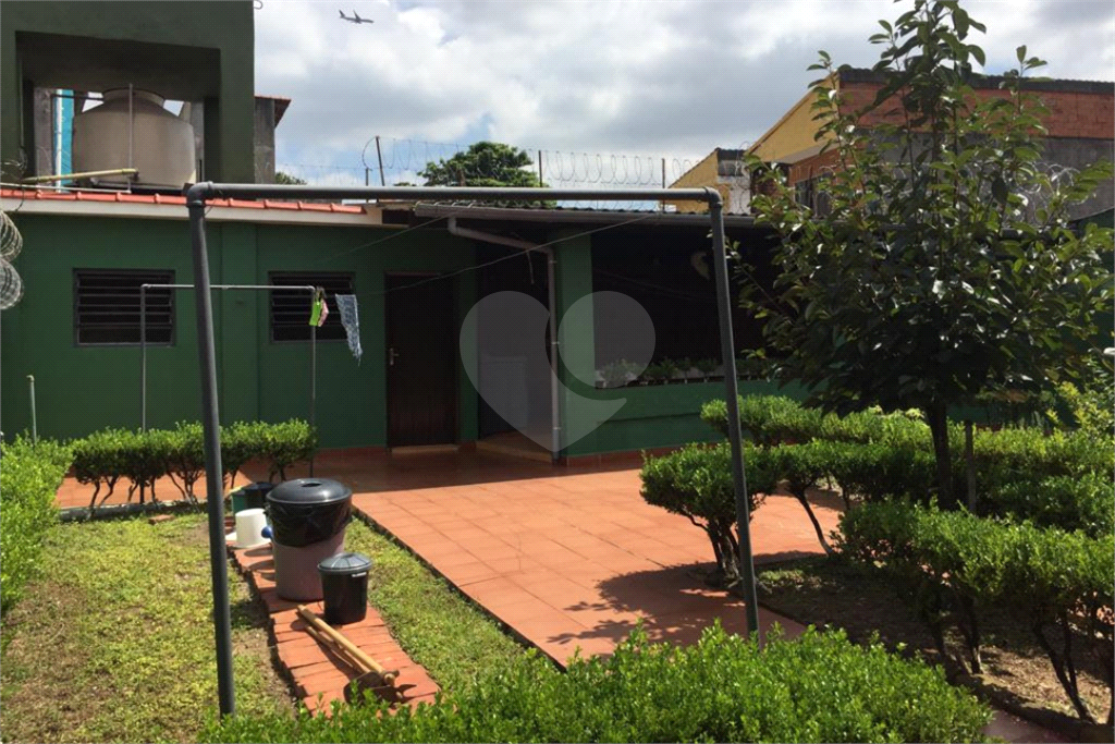 Casa térrea, bem arejada  3 dormitórios com uma suíte, 2 vagas, rua tranquila,