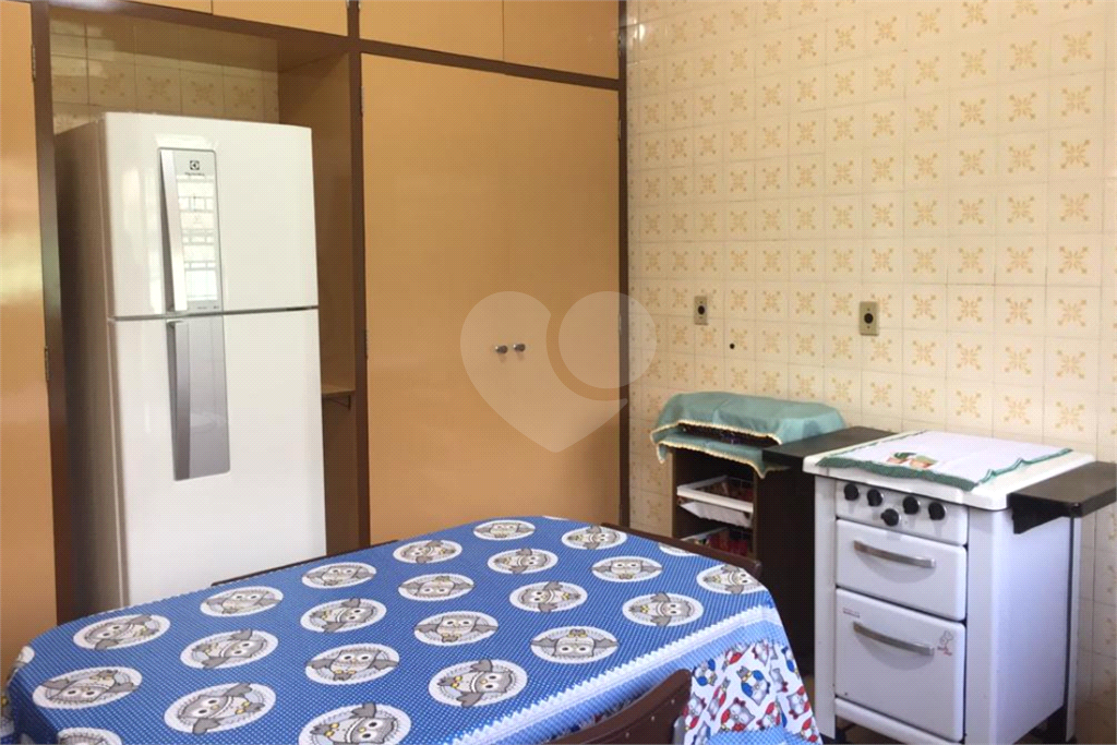 Casa térrea, bem arejada  3 dormitórios com uma suíte, 2 vagas, rua tranquila,