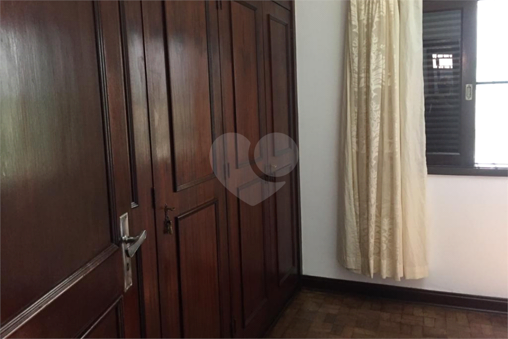 Casa térrea, bem arejada  3 dormitórios com uma suíte, 2 vagas, rua tranquila,