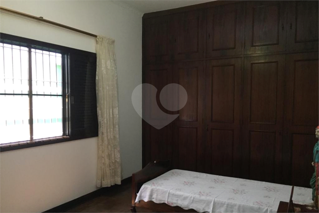 Casa térrea, bem arejada  3 dormitórios com uma suíte, 2 vagas, rua tranquila,
