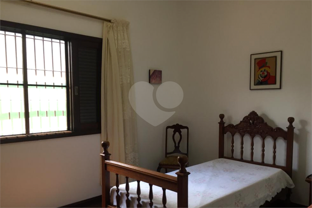 Casa térrea, bem arejada  3 dormitórios com uma suíte, 2 vagas, rua tranquila,