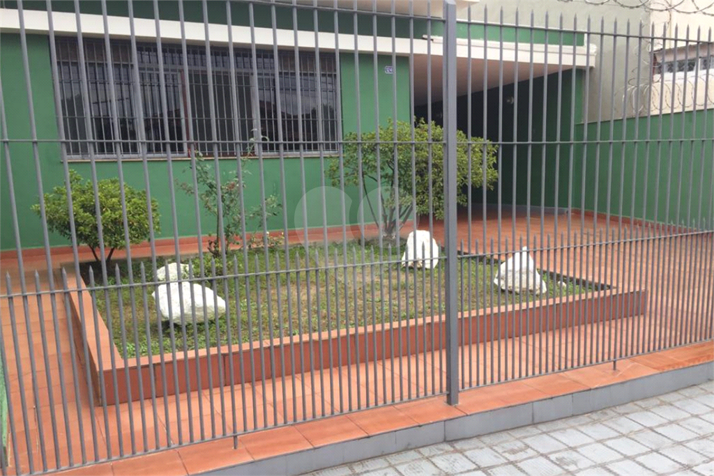 Casa térrea, bem arejada  3 dormitórios com uma suíte, 2 vagas, rua tranquila,