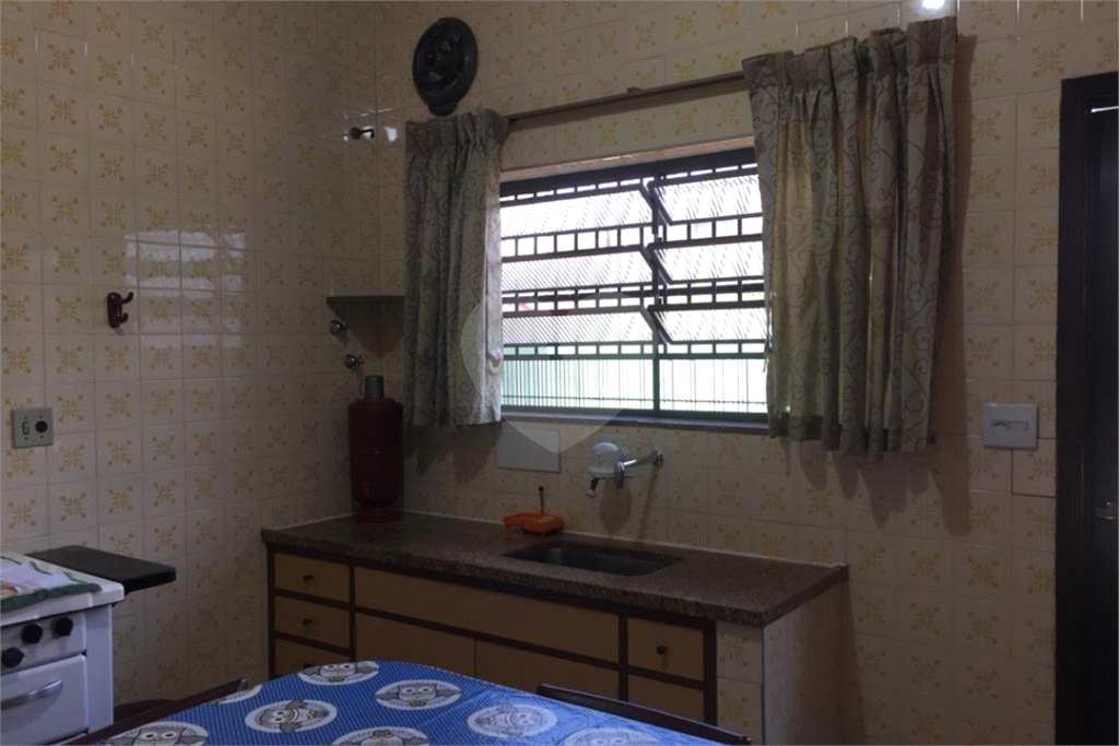 Casa térrea, bem arejada  3 dormitórios com uma suíte, 2 vagas, rua tranquila,