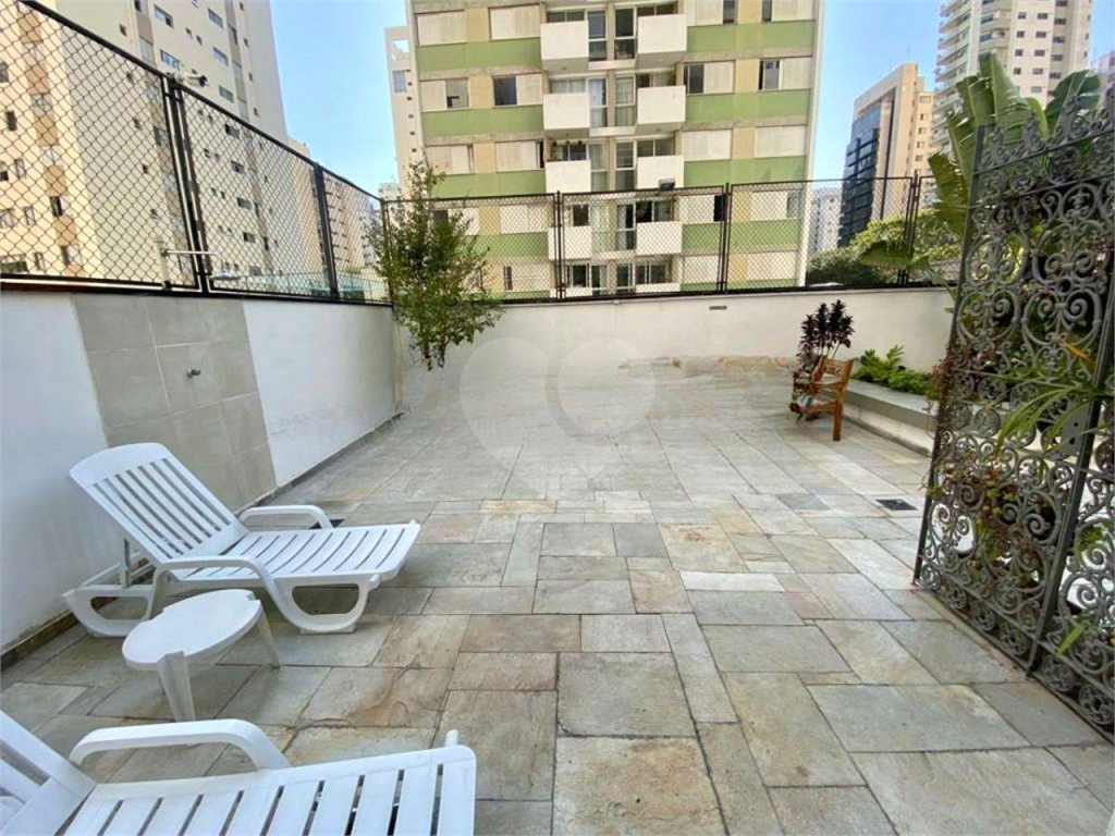 Apartamento em Moema com 3 quartos - reformado