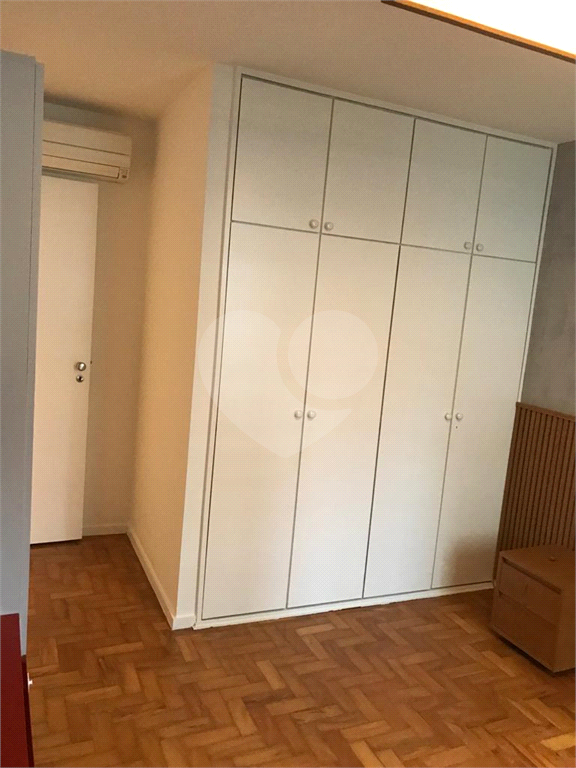 Apartamento em Moema com 3 quartos - reformado