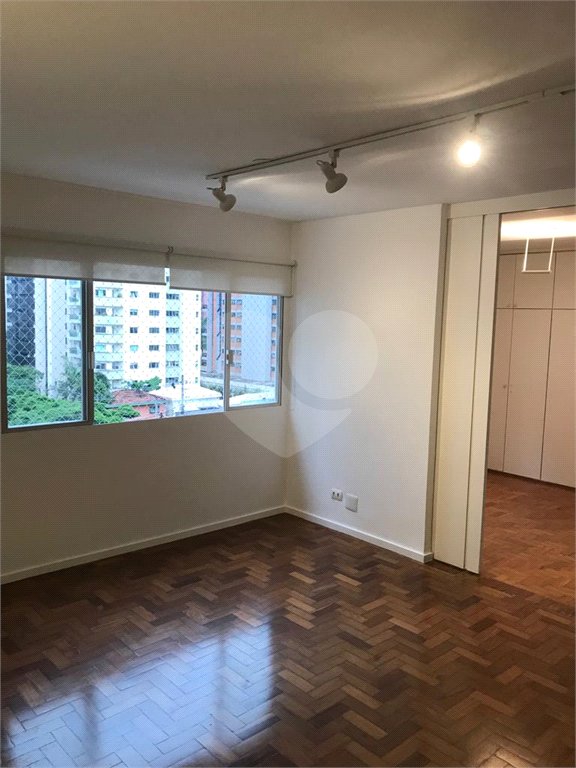 Apartamento em Moema com 3 quartos - reformado