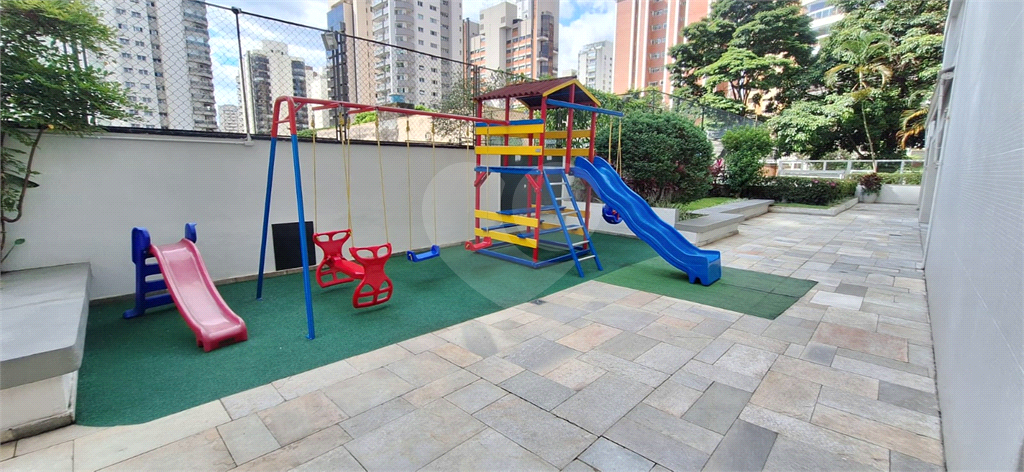 Apartamento em Moema com 3 quartos - reformado