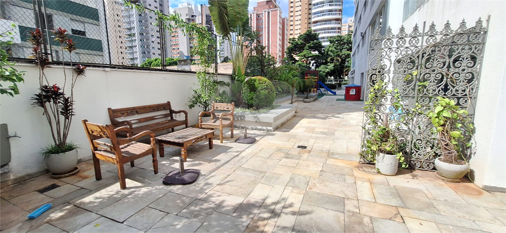 Apartamento em Moema com 3 quartos - reformado
