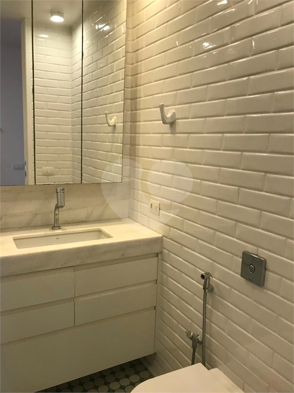 Apartamento em Moema com 3 quartos - reformado