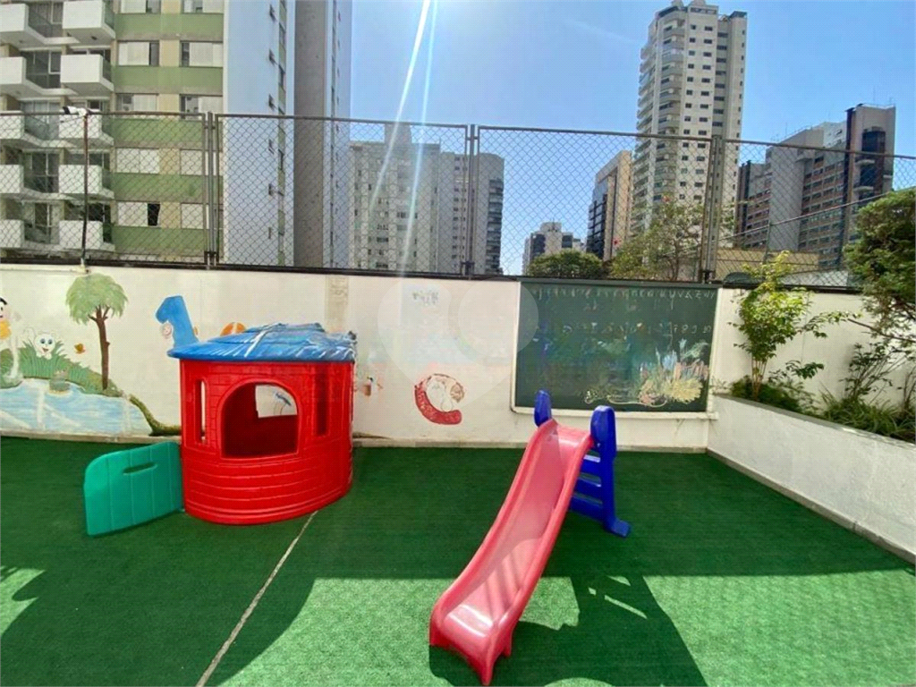 Apartamento em Moema com 3 quartos - reformado