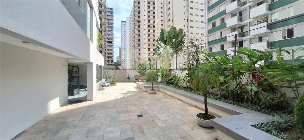 Apartamento em Moema com 3 quartos - reformado