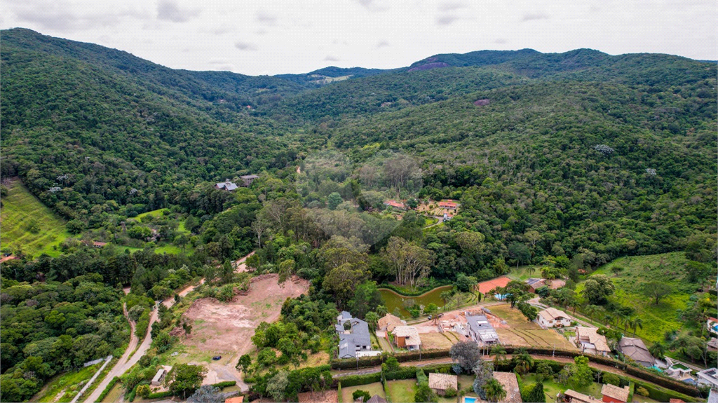 Belíssima casa de alto padrão em condomínio em Atibaia. 