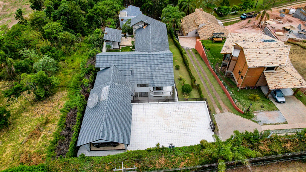 Belíssima casa de alto padrão em condomínio em Atibaia. 