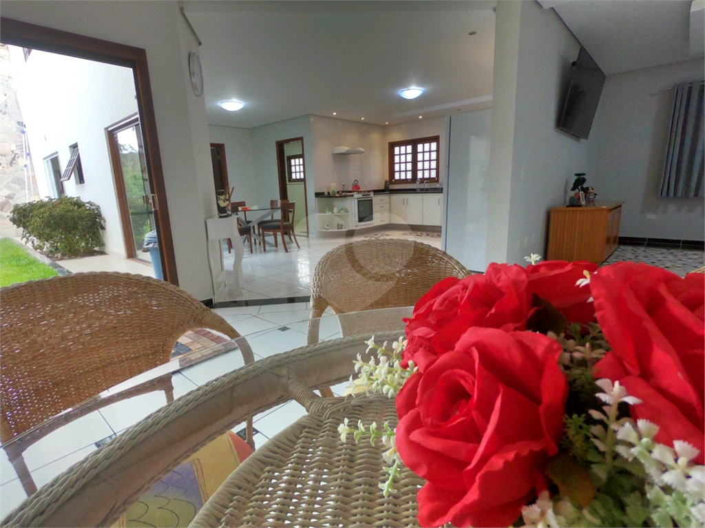 Belíssima casa de alto padrão em condomínio em Atibaia. 