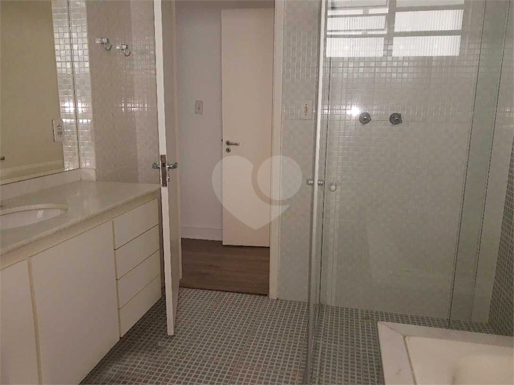 Apartamento com 176m2 na Rua Dr. Albuquerque Lins, com 3 quartos em Higienópolis