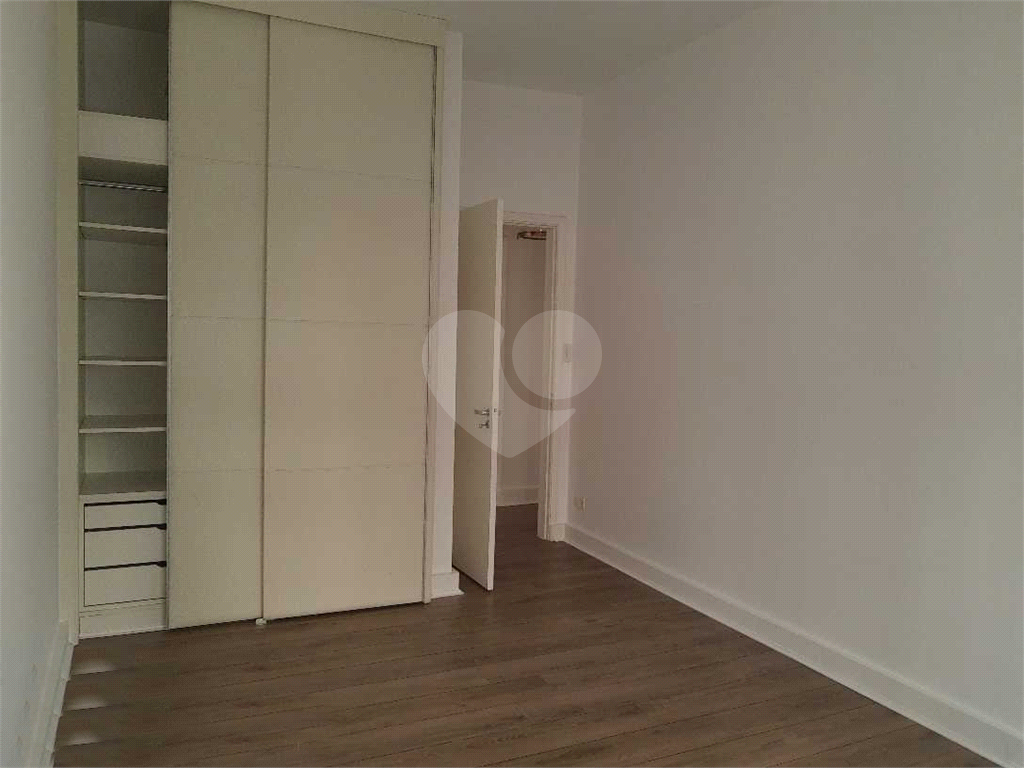 Apartamento com 176m2 na Rua Dr. Albuquerque Lins, com 3 quartos em Higienópolis