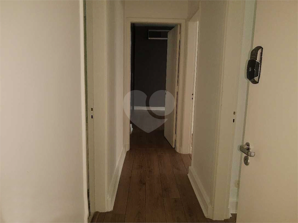 Apartamento com 176m2 na Rua Dr. Albuquerque Lins, com 3 quartos em Higienópolis