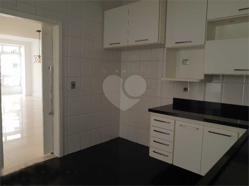 Apartamento com 176m2 na Rua Dr. Albuquerque Lins, com 3 quartos em Higienópolis