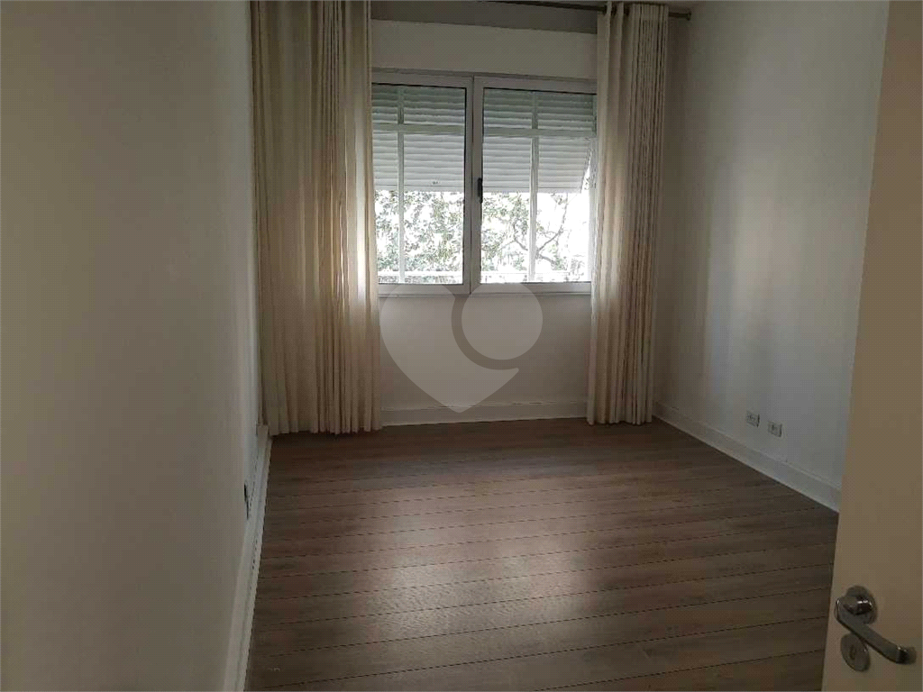 Apartamento com 176m2 na Rua Dr. Albuquerque Lins, com 3 quartos em Higienópolis