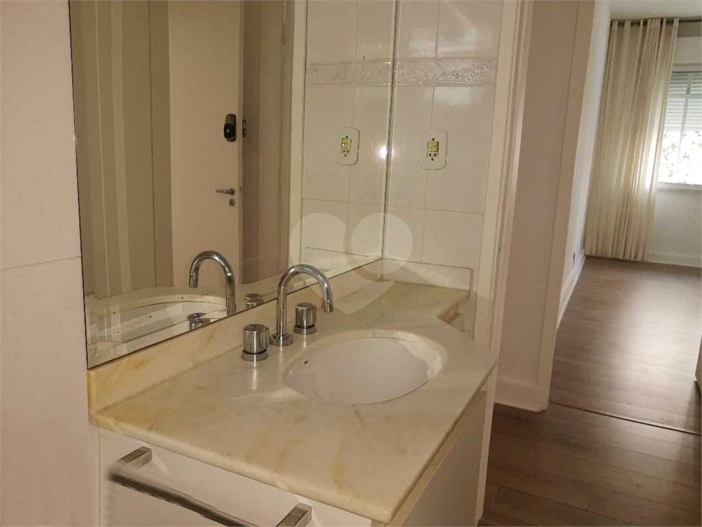 Apartamento com 176m2 na Rua Dr. Albuquerque Lins, com 3 quartos em Higienópolis