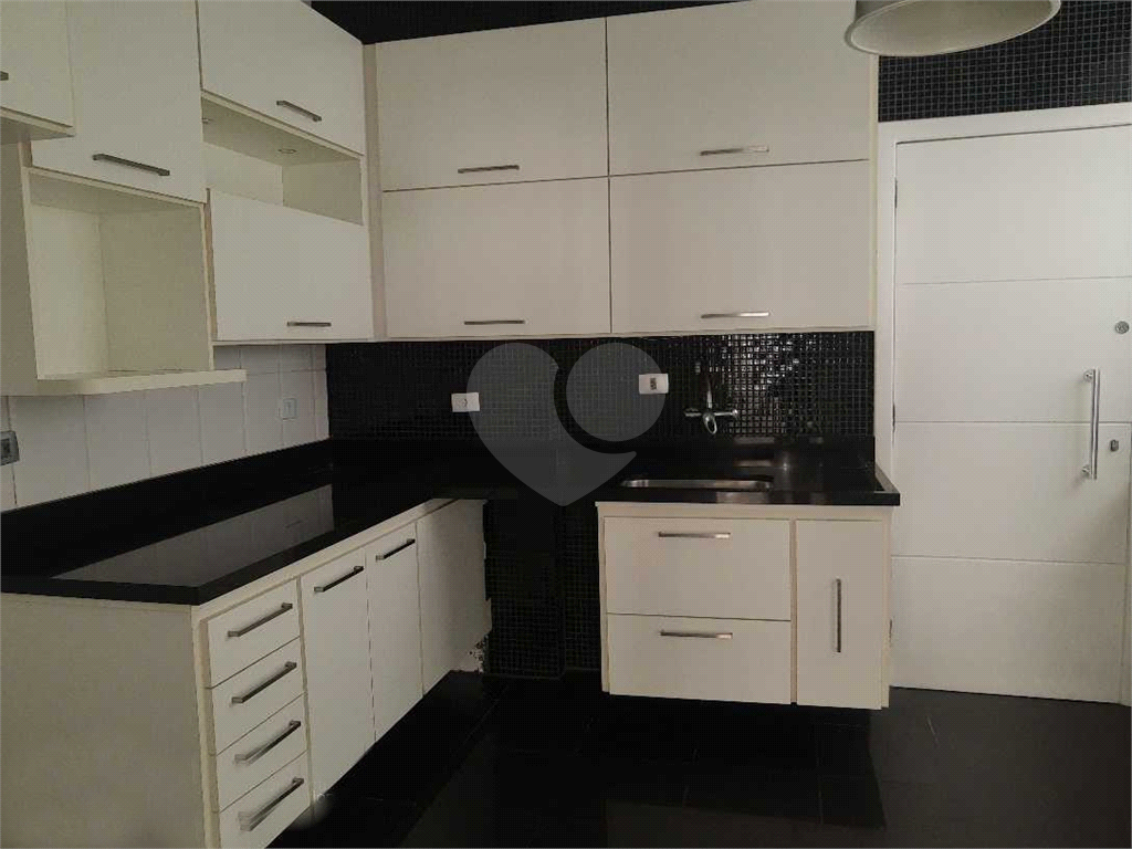 Apartamento com 176m2 na Rua Dr. Albuquerque Lins, com 3 quartos em Higienópolis